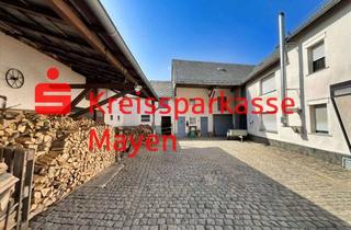 Bauernhaus kaufen in 56729 Weiler, Ehemaliger Bauernhof mit Hof, Scheune, Nebengebäude und Garten.