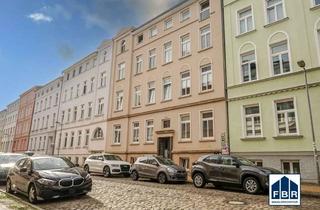 Wohnung kaufen in 19053 Paulsstadt, Zentrales Wohnglück mit Blick ins Grüne – Dachgeschosswohnung mit Flair
