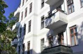 Wohnung kaufen in Schloßstraße, 14195 Berlin, Berlin - Gut vermietete, sanierte Zweizimmerwohnung mit Kaminofen