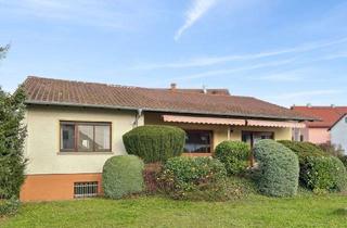 Haus kaufen in 61206 Wöllstadt, Nieder-Wöllstadt: Zeitloser Bungalow auf ca. 940 m² großem Grundstück in bester Wohnlage