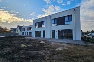 Haus mieten in Falkensteiner Weg 36, 39118 Lemsdorf, Energieeffizientes Neubau- Reihenendhaus in ruhiger Top-Lage – 4 Zi, 2 Bäder, Terrasse, Stellplatz