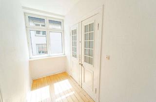 Anlageobjekt in Schwartauer Allee 121, 23554 St. Lorenz Nord, Zauberhafte Altbauwohnung mit Balkon und Gartennutzung im Herzen Lübecks