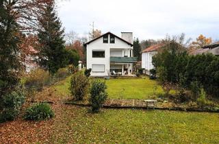 Haus kaufen in 82041 Oberhaching, Oberhaching - Zweifamilienhaus mit Ausbaupotential, Baugrund und Parkgrundstück