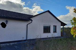 Einfamilienhaus kaufen in Kirchheimer Straße 0, 97271 Kleinrinderfeld, Kleinrinderfeld - +++Handwerker aufgepasst Sanierungsobjekt! Einfamilienhausbungalow mit Terrasse, Carport und großer Garage in Kleinrinderfeld zu verkaufen+++
