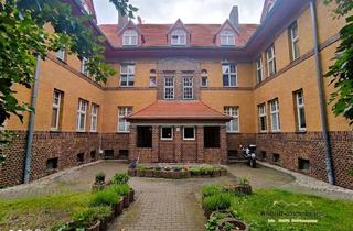 Wohnung kaufen in Griesheimstraße, 06749 Bitterfeld-Wolfen, Charmanter Altbau-Traum unter den Dächern: Vermietete DG-Wohnung - Bruttorendite 6,22%