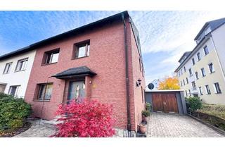 Haus kaufen in Mittelstr. 32, 40789 Monheim, Gepflegtes Zweifamilienhaus mit großem Garten, Balkon, Garage und Photovoltaikanlage in Monheim