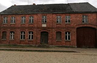 Mehrfamilienhaus kaufen in 39606 Osterburg, Osterburg (Altmark) - Sanierungsbedürftiger Hof mit großer Scheune, fast 1 Hektar