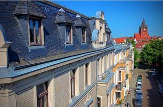 Wohnung kaufen in 06114 Halle, Halle (Saale) - 4-Raum-Altbauwohnung, Aufzug, 2 Balkone, Blick auf Pauluskirche