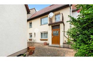 Haus kaufen in 06780 Zörbig, Gepflegte DHH mit Garage, Innenhof, Balkon und Ausbaupotenzial in ruhiger Lage