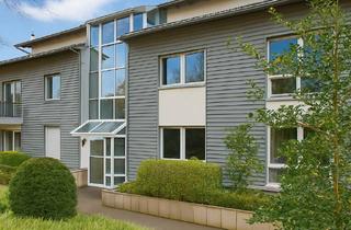 Wohnung kaufen in 42897 Remscheid, Stilvolle 3-Zimmer-Erdgeschosswohnung mit unverbaubarem Blick ins Grüne und Garage!