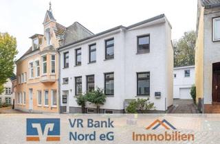 Haus kaufen in 24837 Schleswig, 3 Wohneinheiten - 2 Gebäude: Wohnkomplex in Innenstadtnähe