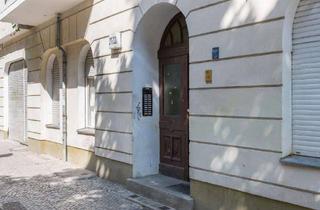 Wohnung kaufen in Nogatstraße 21, 12051 Neukölln, Anleger werden in Neukölln: Vermietete 3-Zimmer-Altbauwohnung mit Balkon