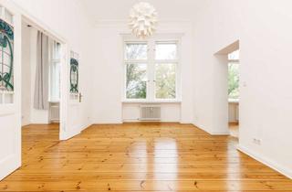 Wohnung kaufen in Hasenheide 61, 10967 Neukölln, Helle Drei-Zimmer-Altbauwohnung im Hinterhaus mit Stuck und unverbaubarem Blick in den Park