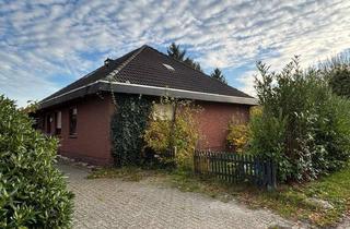 Haus kaufen in 26689 Apen, Walmdachbungalow mit Einliegerwohnung in Apen-Roggenmoor - attraktiv vermietete Kapitalanlage
