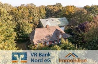 Bauernhaus kaufen in 25899 Niebüll, Denkmalgeschütztes Bauernhaus unter Reet mit Scheune auf einer Warft im Gotteskoog