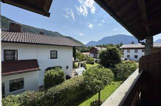 Wohnung kaufen in 83324 Ruhpolding, Große 3-Zi.-ETW mit Gäste-WC, 3 Balkonen, ausgebauten Kellerräumen, Gärtchen, eig. Garage u. Stpl.