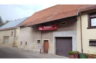 Anlageobjekt in Im Eck, 67754 Eßweiler, Sanierungsbedürftiges Objekt mit Scheune im Herzen von Eßweiler