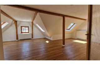 Wohnung mieten in Weißenburgstraße, 95028 Innenstadt, Außergewöhnliche 3-Zimmer-Dachgeschosswohnung mit großem Badezimmer