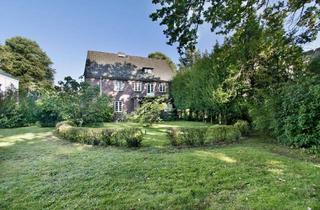 Villa kaufen in 22529 Lokstedt, Freistehende Stadtvilla mit Gästehaus im Grünen.