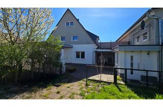 Einfamilienhaus kaufen in 76316 Malsch, Sanierte Haushälfte mit autarker Einliegerwohnung, großzügiger Veranda und Carport in Malsch