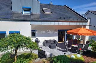 Haus kaufen in 51674 Wiehl, Kernsaniertes Zweifamilienhaus in Aussichtslage / Terrasse, Garten / Doppelcarport, Bike-Garage