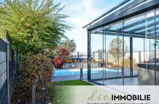 Einfamilienhaus kaufen in 53859 Niederkassel, Neubaucharakter trifft Wohlfühloase: Hochwertig ausgestattetes Einfamilienhaus mit Außenpool!