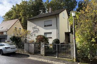 Einfamilienhaus kaufen in 90574 Roßtal, Geräumiges Einfamilienhaus im Dornröschenschlaf sucht neuen Besitzer – Ruhige Lage in Roßtal