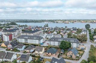 Wohnung mieten in Zur Yachtwerft 56, 18147 Gehlsdorf, Wohnen "Zur Yachtwerft"! Exklusive 3-Raum-DG mit Wannenbad, Fußbdhzg., Fahrstuhl u. Terrasse