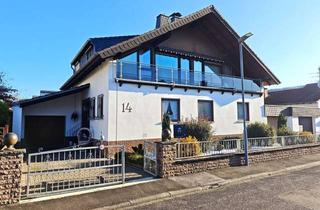 Einfamilienhaus kaufen in 55435 Gau-Algesheim, Gau-Algesheim - Großzügiges Einfamilienhaus (mit ELW) in bester Wohnlage mit Garten und zwei Garagen