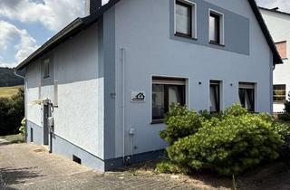 Haus kaufen in 37284 Waldkappel, Gepflegtes Zweifamilienhaus mit Freisitz, Garage, und großem Grundstück in Waldkappel-Bischhausen