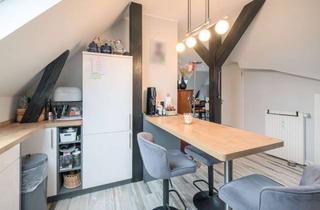 Wohnung kaufen in 23611 Bad Schwartau, Charmante Altbauwohnung mit großem Balkon im Herzen von Bad Schwartau