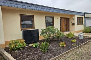 Haus mieten in 66740 Saarlouis, Eleganter, modernisierter Bungalow mit 4 ZKB, EBK, PV, WP in Saarlouis