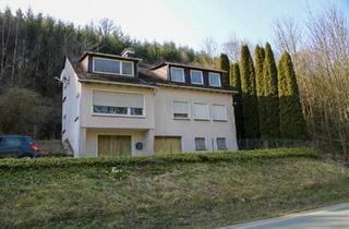 Haus kaufen in 57392 Schmallenberg, Schmallenberg - Zweigeschossiges Ein- Zweifamilienhaus in Alleinlage