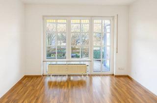 Wohnung kaufen in 21614 Buxtehude, Stilvolle Erdgeschosswohnung mit Naturblick und Carport