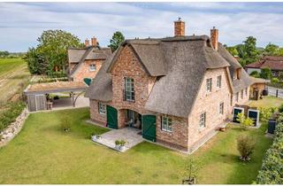 Haus kaufen in 23743 Grömitz, Architektur im Doppel – Modernes Wohnen unterm Reetdach unweit der Ostsee