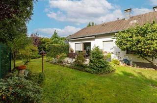 Einfamilienhaus kaufen in 51503 Rösrath, Rösrath-Kleineichen: Vermietetes, freistehendes Einfamilienhaus in zweiter Reihe!