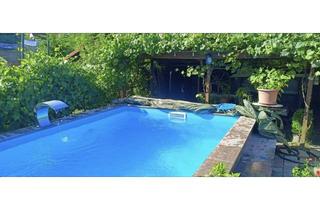 Doppelhaushälfte kaufen in 91550 Dinkelsbühl, Modernes Wohnen mit Pool, Wintergarten und Ausbaupotenzial – vielseitige Doppelhaushälfte in Bestlag