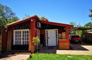 Haus kaufen in 42853 Remscheid, Remscheid - Charmantes Stadthaus mit Garten in San Lorenzo, Paraguay