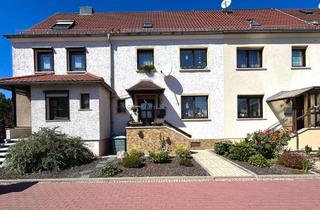 Haus kaufen in 07629 Hermsdorf, Charmantes Reihenmittelhaus mit Doppelgarage und zusätzlichen Bungalow – idyllischer Wohntraum in He