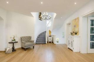 Villa kaufen in 82340 Feldafing, Klassische Landhaus-Villa mit Einliegerwohnung, Pool und stimmungsvollem Gartenidyll