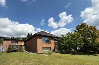 Haus kaufen in 31089 Duingen, Idyllisches Wohnen: Moderner Winkelbungalow mit Einliegerwohnung und Ausbaureserve in beliebter Lage