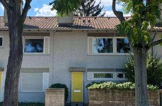 Haus mieten in Madenburgweg, 76187 Nordweststadt, Reihenhaus mit mediterranem Hofgarten und Garage in Karlsruhe Nordweststadt