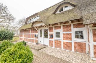 Anlageobjekt in 21745 Hemmoor, Historisches Reetdach-Haus mit 4 Einheiten und ca. 6,71 % Rendite