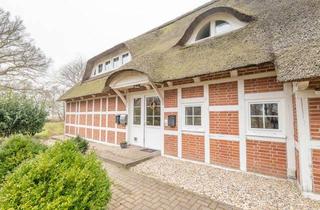 Anlageobjekt in 21745 Hemmoor, Historisches Reetdach-Haus mit 4 Einheiten und ca. 6,71 % Rendite