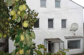 Haus kaufen in 84428 Buchbach, Zweifamilienhaus mit Potenzial in idyllischer Hanglage von Buchbach