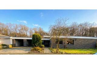 Haus kaufen in 46537 Dinslaken, Wohnen am Waldrand: Architekten-Bungalow mit separater Einliegerwohnung und viel Potenzial in Dinsla