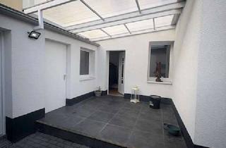 Haus mieten in 40670 Meerbusch, Großzügiges Wohn- und Gewerbeobjekt mit zwei separaten Wohneinheiten, Innenhof und Garagen