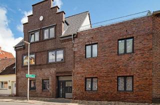 Haus kaufen in 25813 Husum, Historisch und modern optimal kombiniert: Anlageobjekt mit 7 Wohnungen nahe Husumer Schloss.