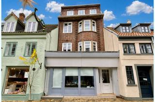 Anlageobjekt in 25813 Husum, Investment in Toplage: W+G Haus Laden u 3 Mietwhgen oberste mit Meerblick + Hinterhaus mit Carports