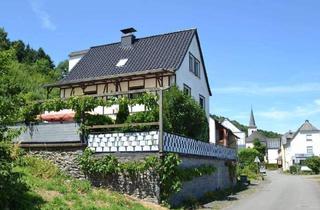 Einfamilienhaus kaufen in Martinstraße 2, 54340 Ensch, Ensch - Großzügiges Haus mit 3 Wohneinheiten, Garten, Garagen, unterkellert und Weitblick